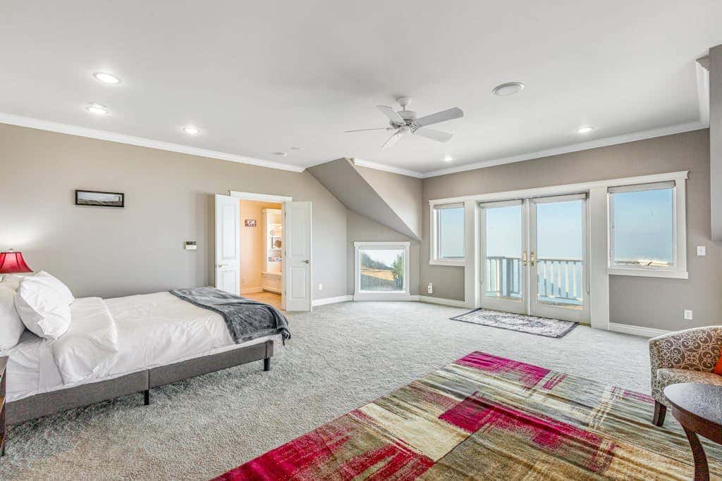 Stunning Dog Friendly Waterfront Villa with Sunset Views and Fireplace