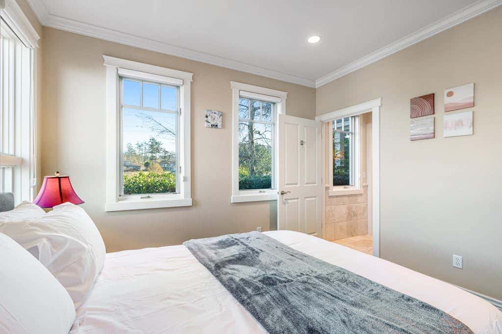 Stunning Dog Friendly Waterfront Villa with Sunset Views and Fireplace