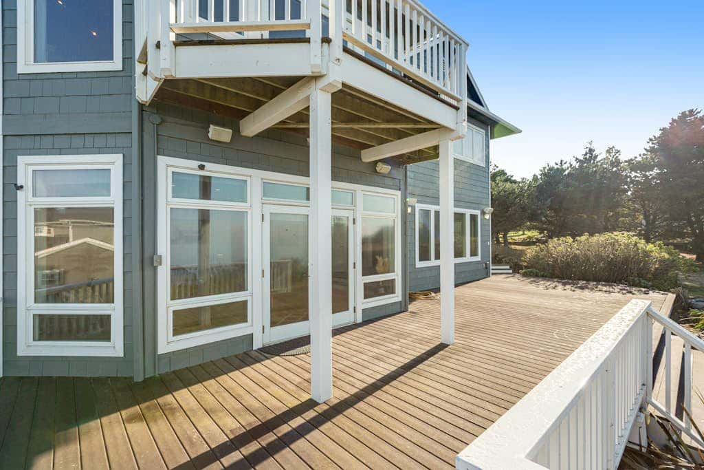Stunning Dog Friendly Waterfront Villa with Sunset Views and Fireplace