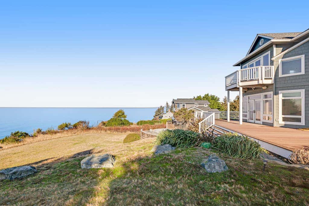 Stunning Dog Friendly Waterfront Villa with Sunset Views and Fireplace