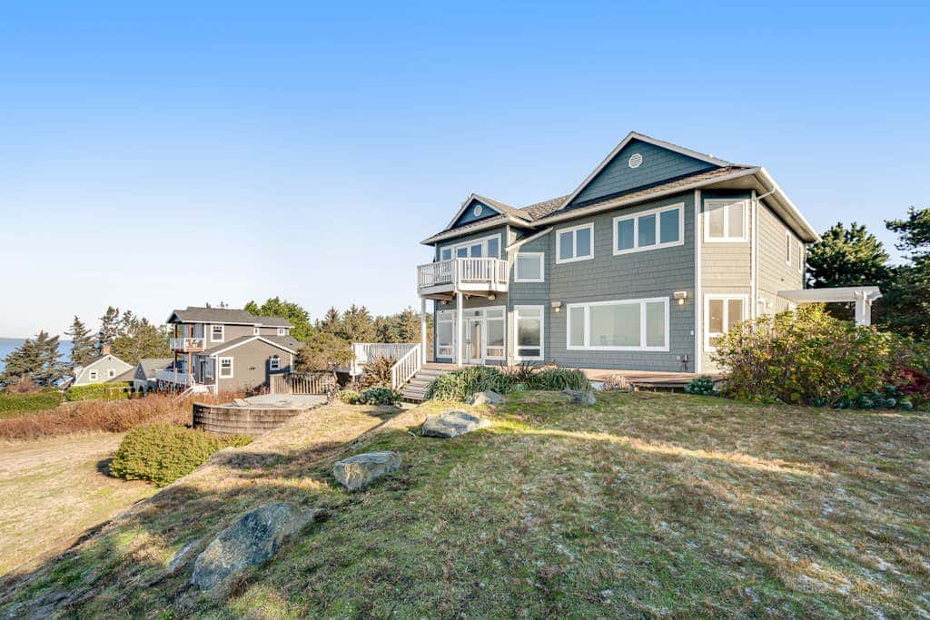 Stunning Dog Friendly Waterfront Villa with Sunset Views and Fireplace