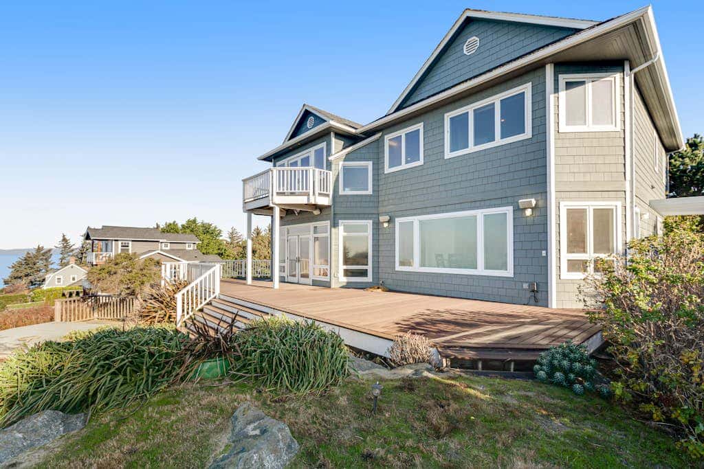 Stunning Dog Friendly Waterfront Villa with Sunset Views and Fireplace