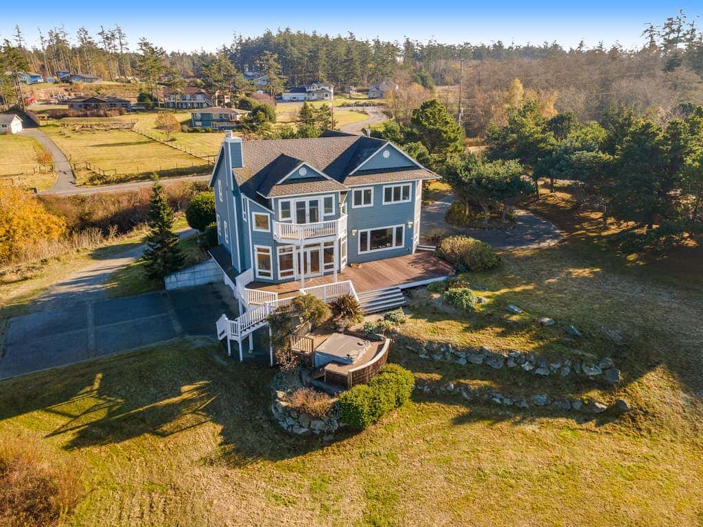 Stunning Dog Friendly Waterfront Villa with Sunset Views and Fireplace