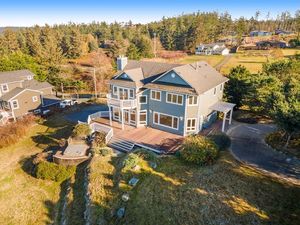 Stunning Dog Friendly Waterfront Villa with Sunset Views and Fireplace