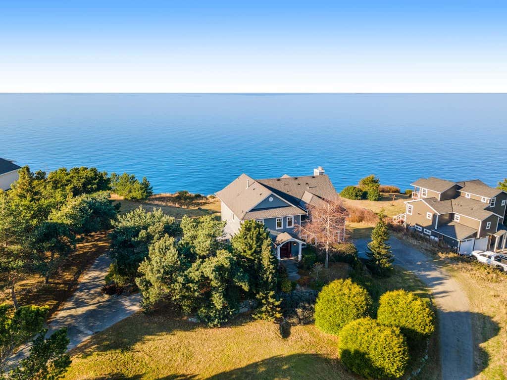 Stunning Dog Friendly Waterfront Villa with Sunset Views and Fireplace