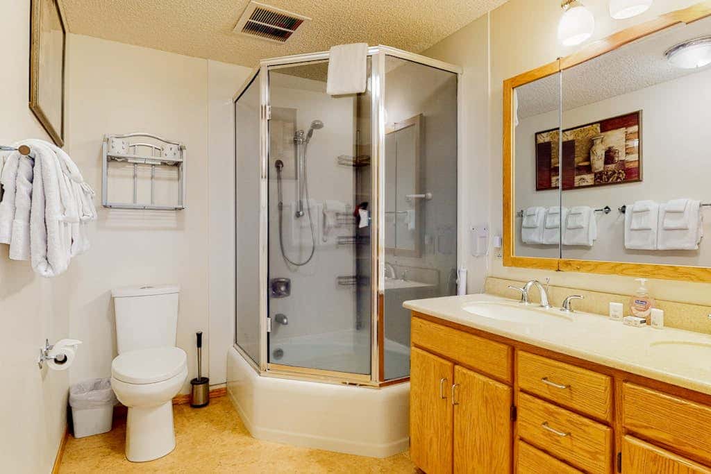 Waterfront Home with Private Sauna and Kayaks in Oak Harbor
