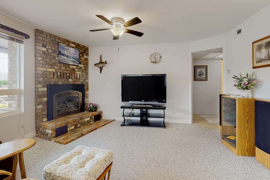 Waterfront Home with Private Sauna and Kayaks in Oak Harbor
