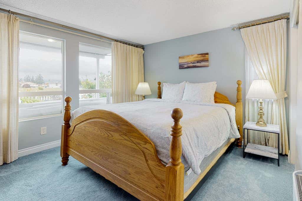 Waterfront Home with Private Sauna and Kayaks in Oak Harbor