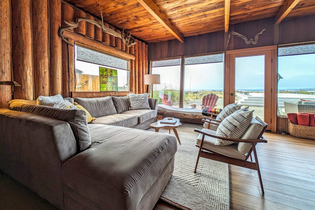 Charming Waterfront Retreat in Oak Harbor with Wood Burning Fireplace and Private Deck
