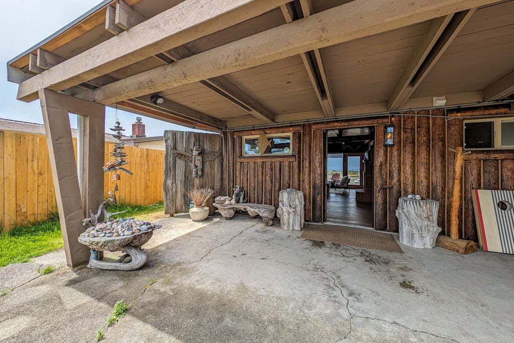 Charming Waterfront Retreat in Oak Harbor with Wood Burning Fireplace and Private Deck