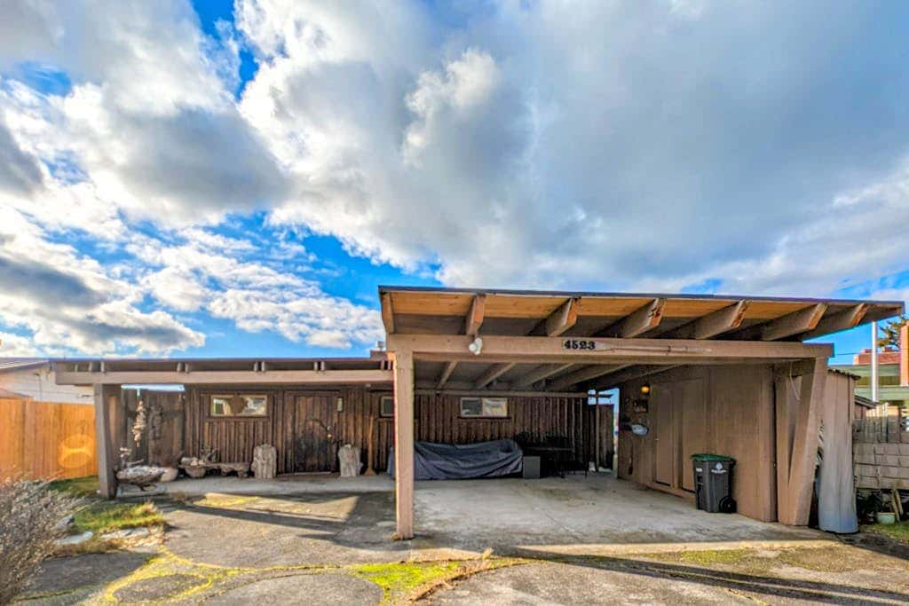 Charming Waterfront Retreat in Oak Harbor with Wood Burning Fireplace and Private Deck