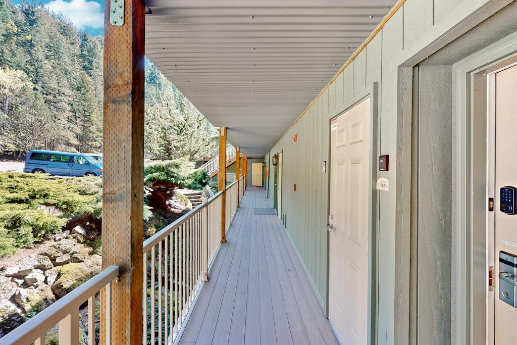 Peaceful Condo with Stunning Ocean and Mountain Views near Moran State Park