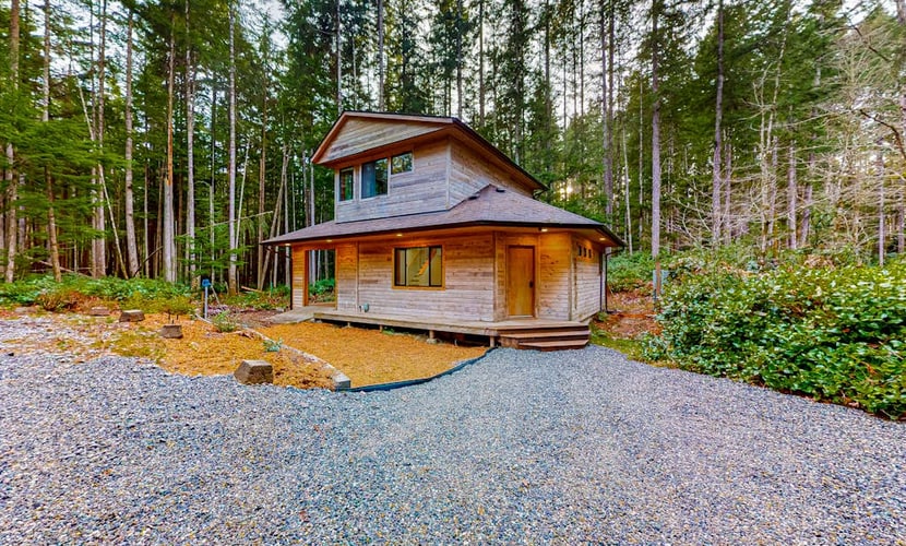 Dog-friendly quiet woodland cabin with a porch, near downtown Langley
