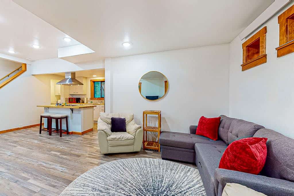 Dog-friendly quiet woodland cabin with a porch, near downtown Langley