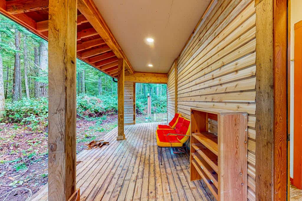 Dog-friendly quiet woodland cabin with a porch, near downtown Langley