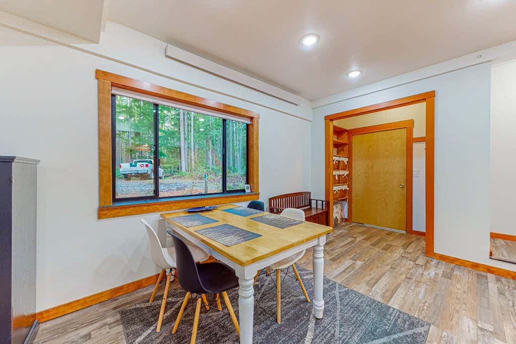 Peaceful 1BR Pet Friendly House Near Langley