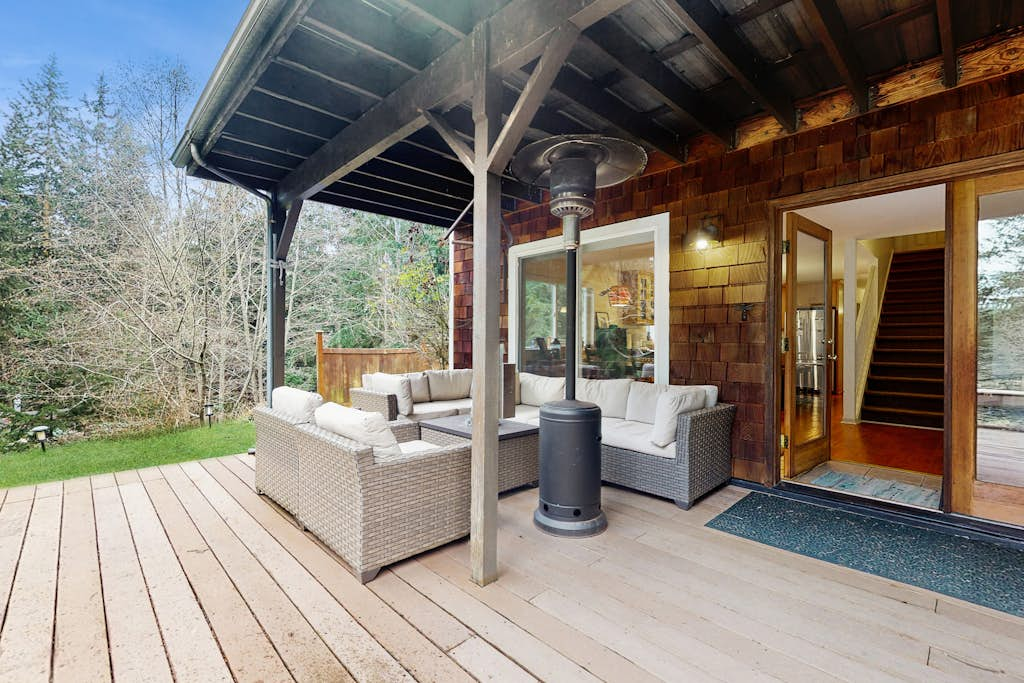 Spacious Dog Friendly 4 Bedroom Lakeside Retreat in Langley with Beach Access