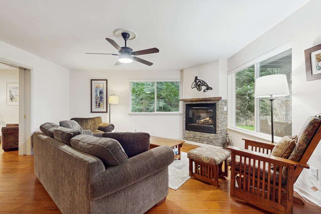 Dog-Friendly Home with Peaceful Location Near Lake and Town