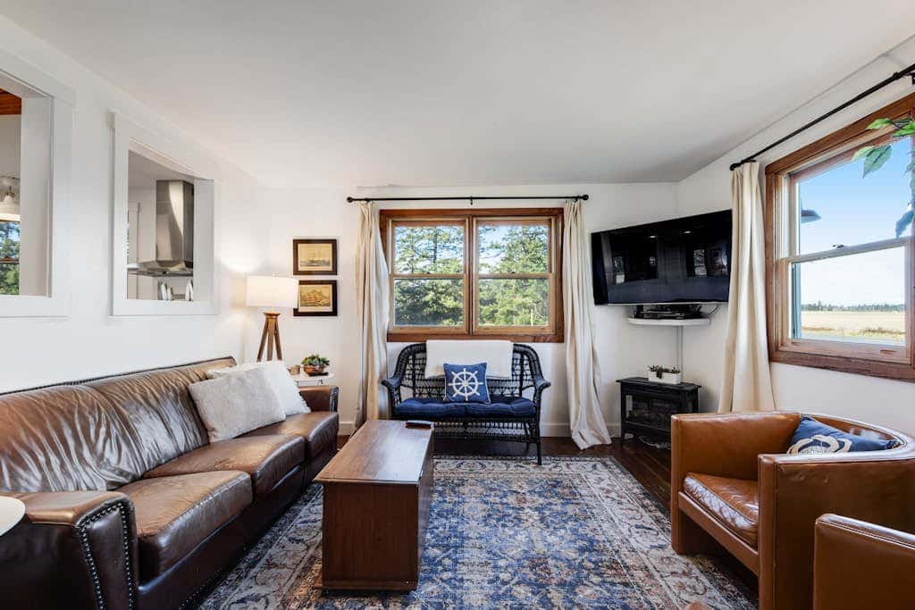 Scenic Mountain View Retreat with Fireplace and Pet Friendly Garden in Coupeville