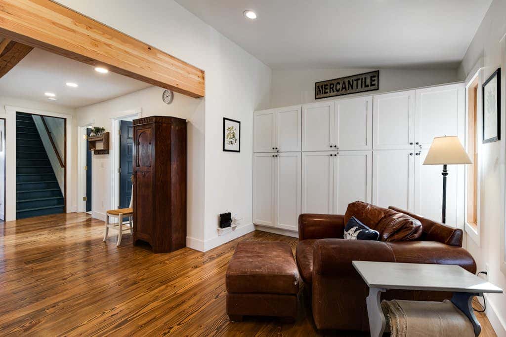 Scenic Mountain View Retreat with Fireplace and Pet Friendly Garden in Coupeville