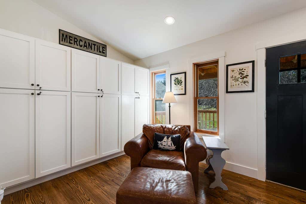 Scenic Mountain View Retreat with Fireplace and Pet Friendly Garden in Coupeville