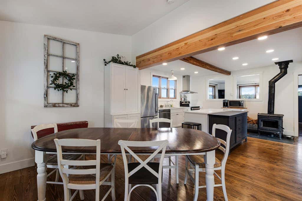 Scenic Mountain View Retreat with Fireplace and Pet Friendly Garden in Coupeville