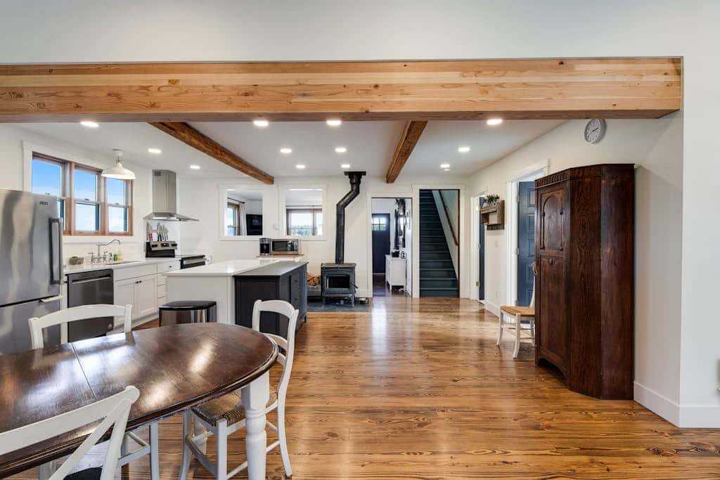 Scenic Mountain View Retreat with Fireplace and Pet Friendly Garden in Coupeville
