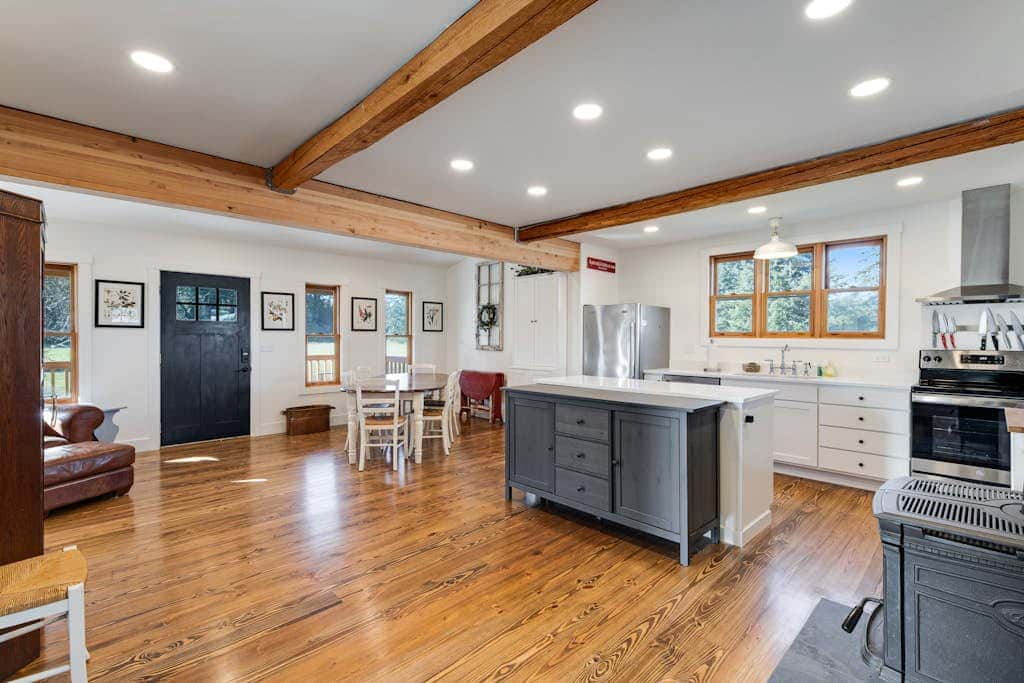 Scenic Mountain View Retreat with Fireplace and Pet Friendly Garden in Coupeville
