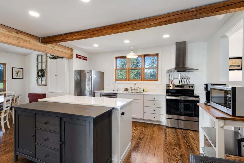 Scenic Mountain View Retreat with Fireplace and Pet Friendly Garden in Coupeville