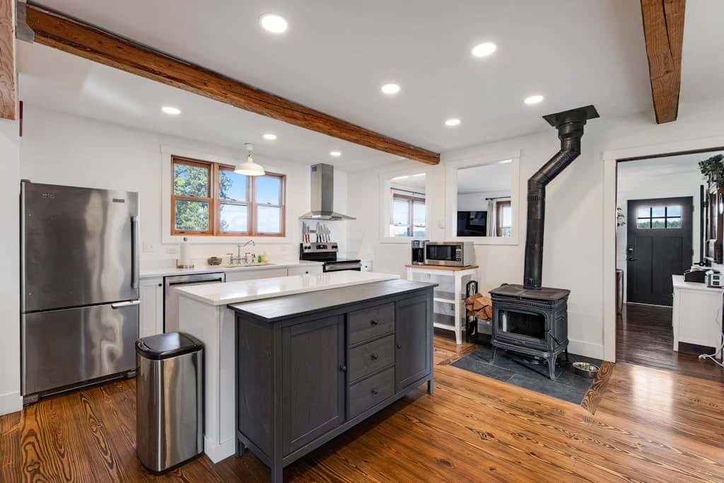 Scenic Mountain View Retreat with Fireplace and Pet Friendly Garden in Coupeville