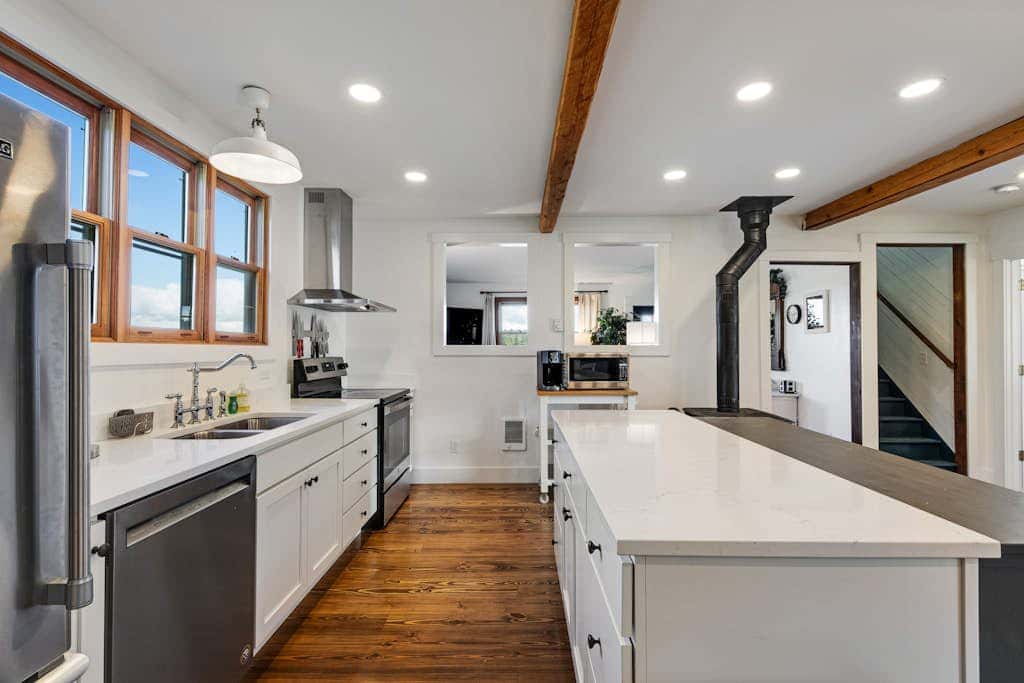 Scenic Mountain View Retreat with Fireplace and Pet Friendly Garden in Coupeville