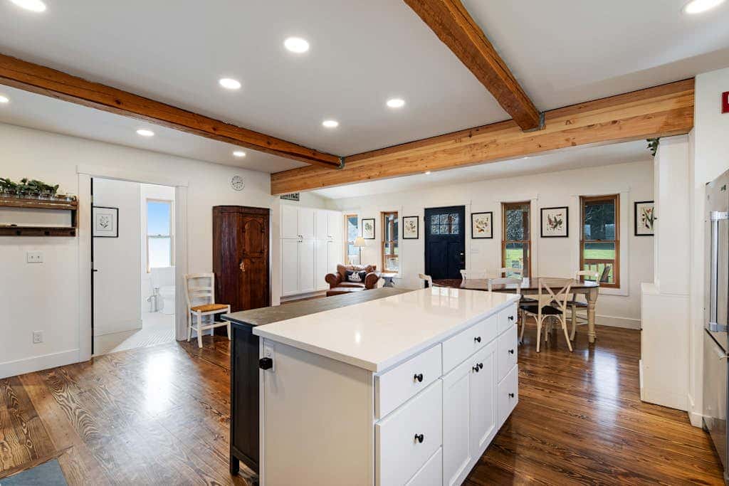 Scenic Mountain View Retreat with Fireplace and Pet Friendly Garden in Coupeville