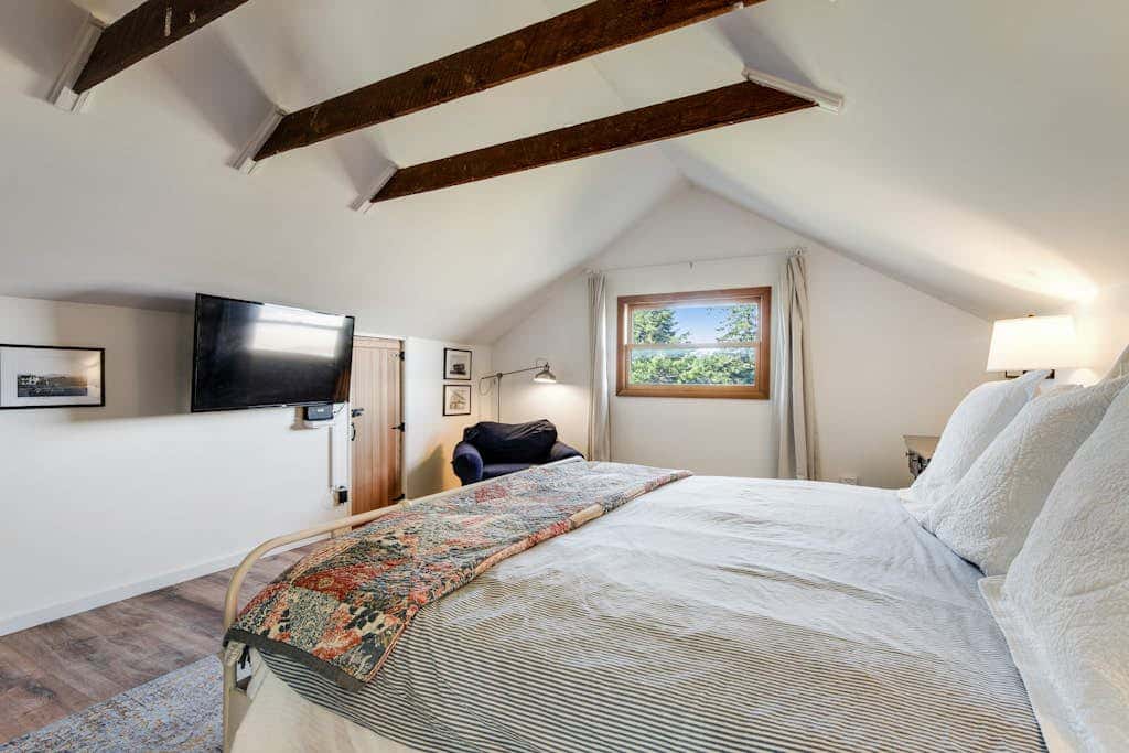 Scenic Mountain View Retreat with Fireplace and Pet Friendly Garden in Coupeville