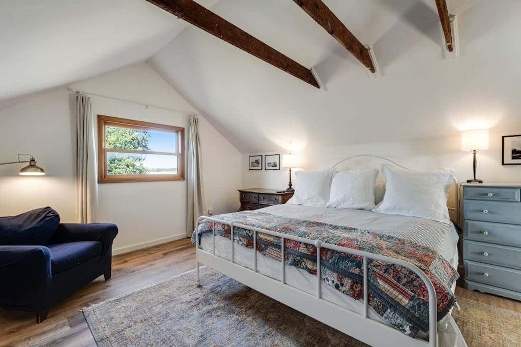 Scenic Mountain View Retreat with Fireplace and Pet Friendly Garden in Coupeville
