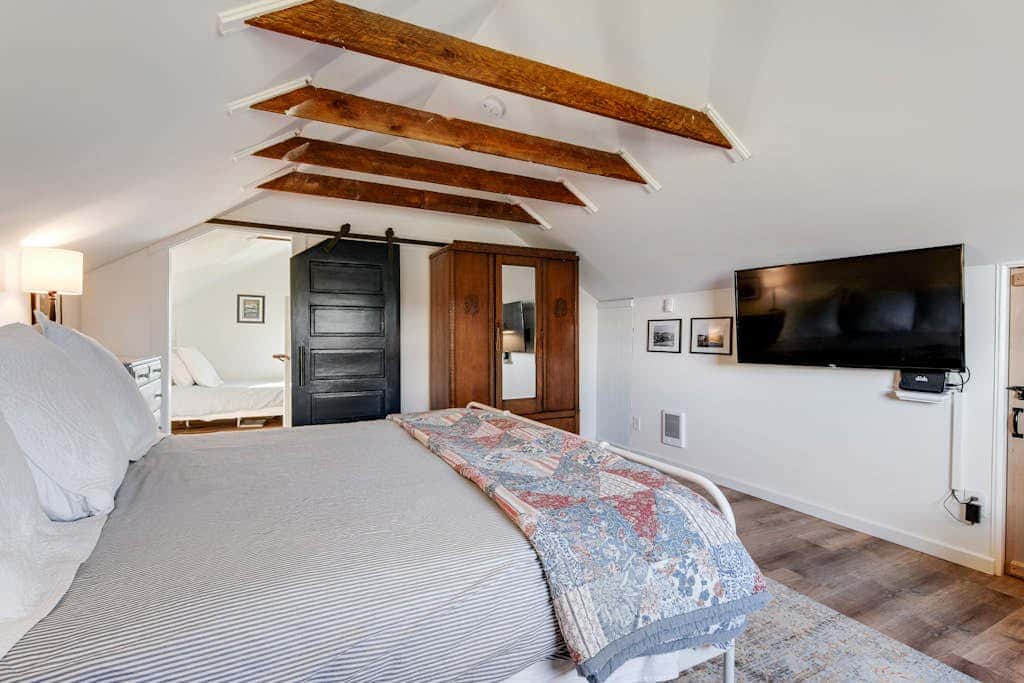 Scenic Mountain View Retreat with Fireplace and Pet Friendly Garden in Coupeville