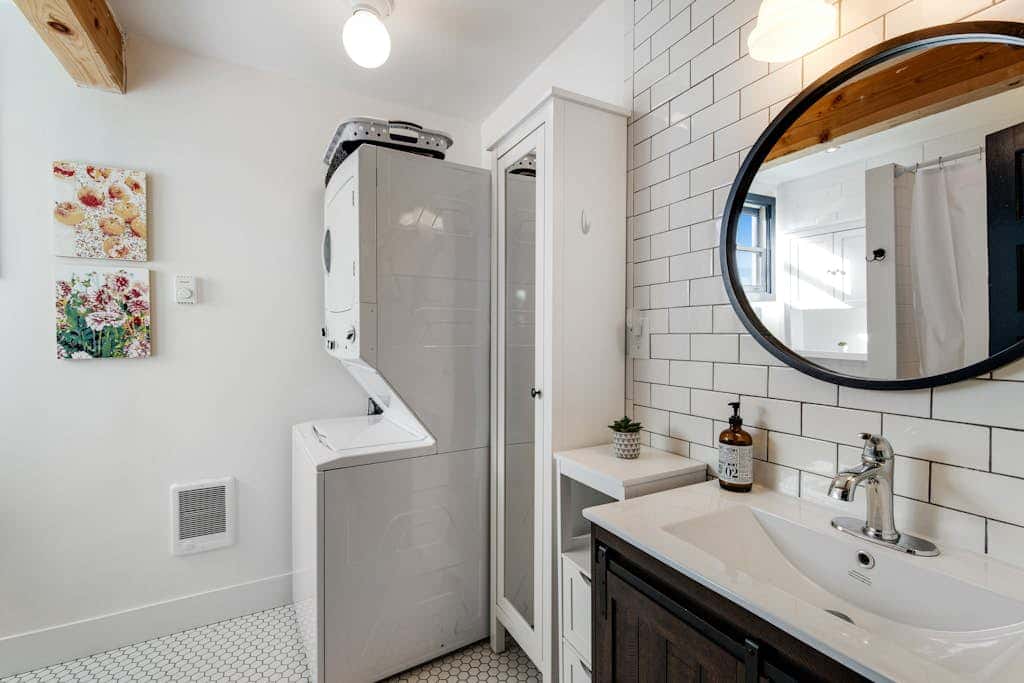 Scenic Mountain View Retreat with Fireplace and Pet Friendly Garden in Coupeville