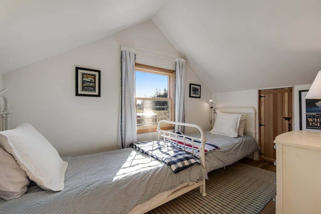 Scenic Mountain View Retreat with Fireplace and Pet Friendly Garden in Coupeville