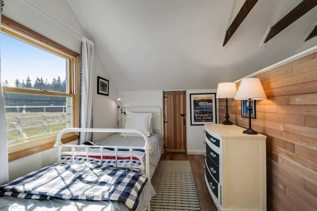Scenic Mountain View Retreat with Fireplace and Pet Friendly Garden in Coupeville
