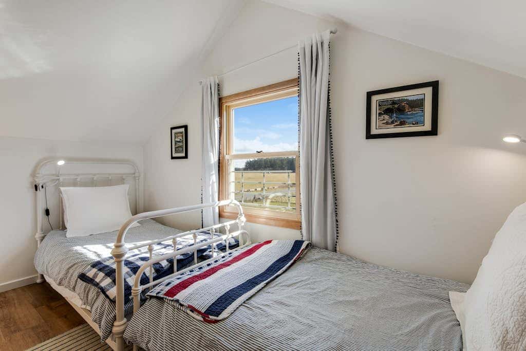 Scenic Mountain View Retreat with Fireplace and Pet Friendly Garden in Coupeville