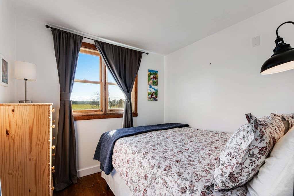 Scenic Mountain View Retreat with Fireplace and Pet Friendly Garden in Coupeville