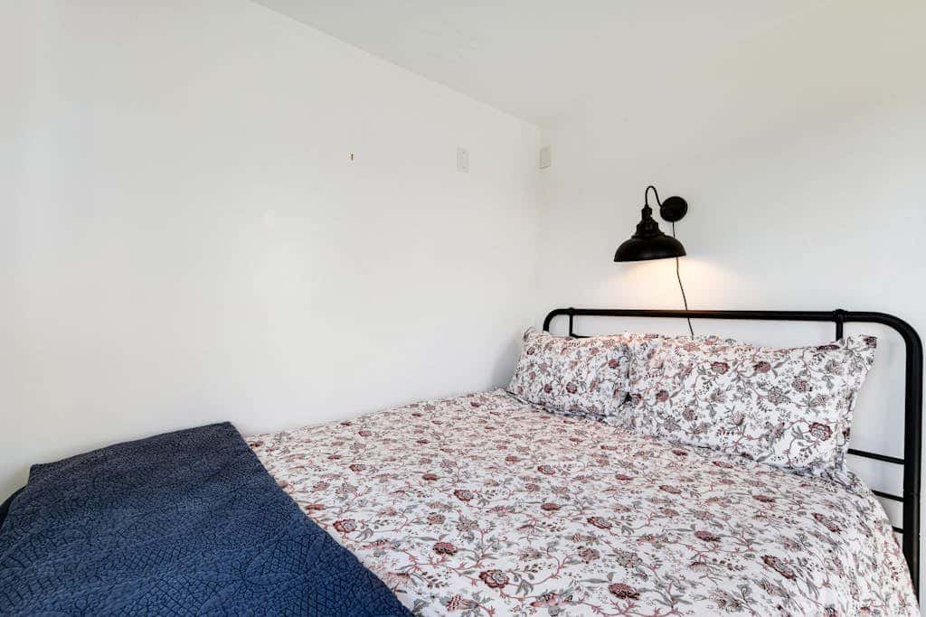 Scenic Mountain View Retreat with Fireplace and Pet Friendly Garden in Coupeville