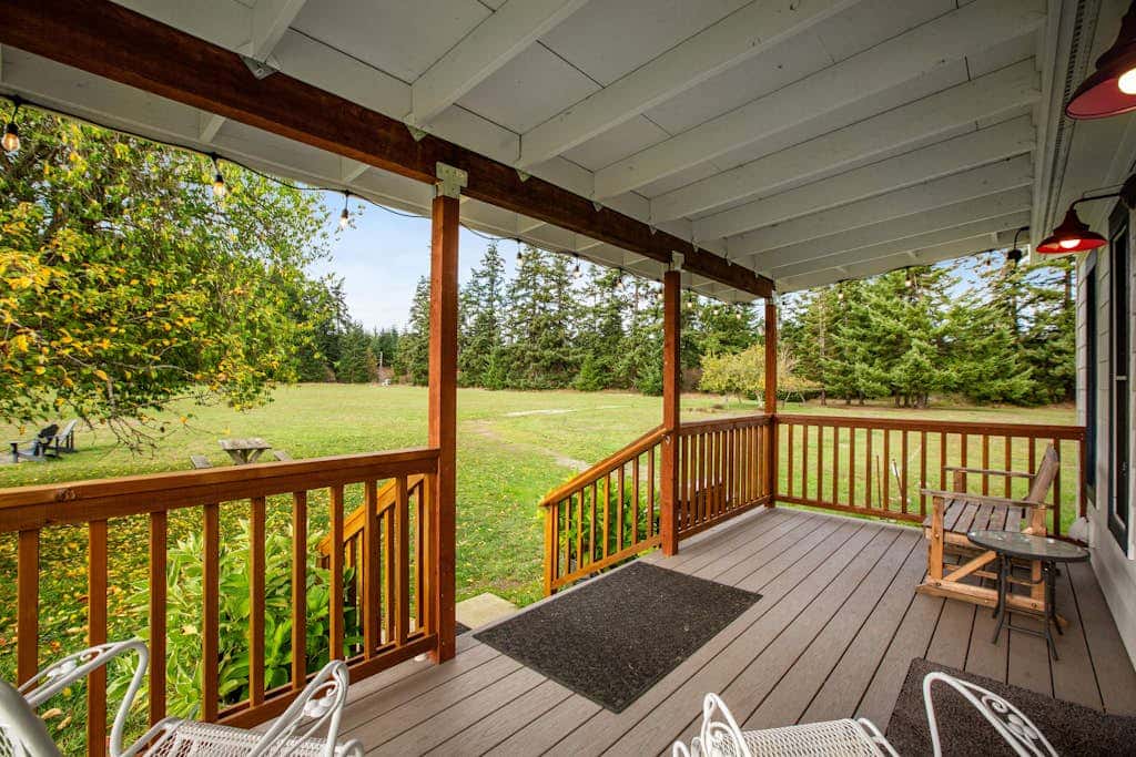 Scenic Mountain View Retreat with Fireplace and Pet Friendly Garden in Coupeville