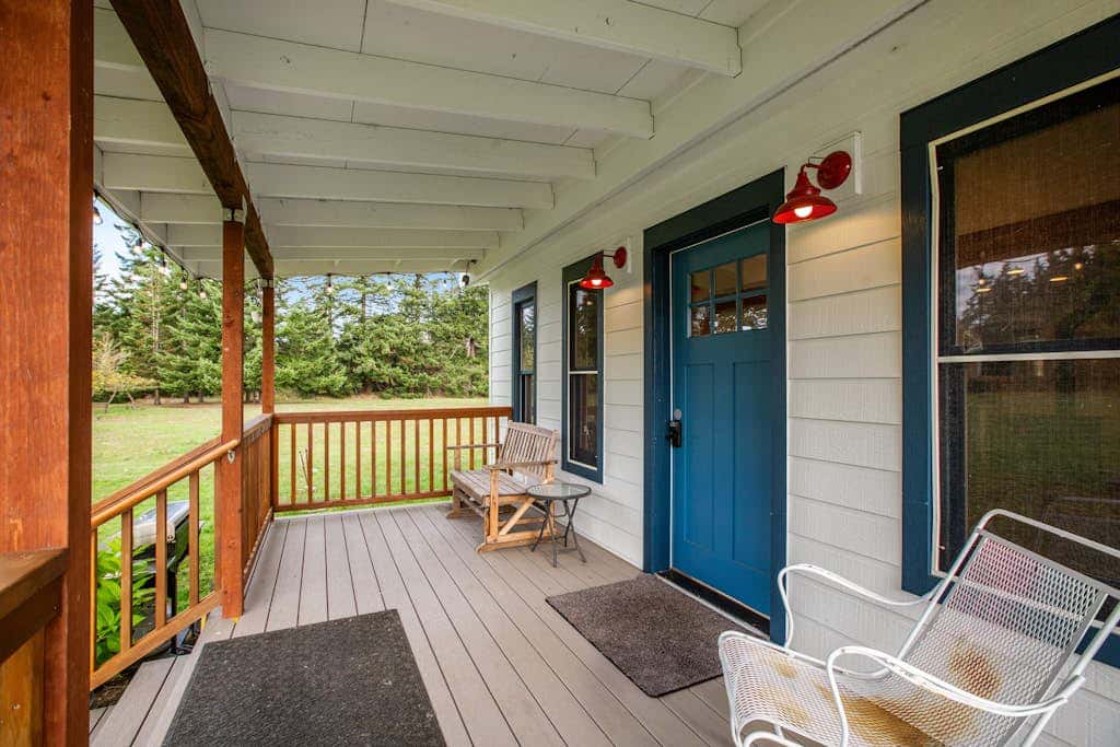 Scenic Mountain View Retreat with Fireplace and Pet Friendly Garden in Coupeville