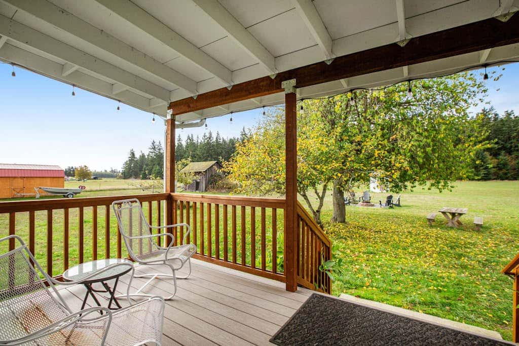 Scenic Mountain View Retreat with Fireplace and Pet Friendly Garden in Coupeville