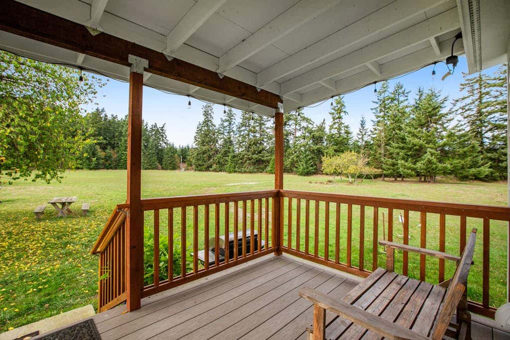 Scenic Mountain View Retreat with Fireplace and Pet Friendly Garden in Coupeville