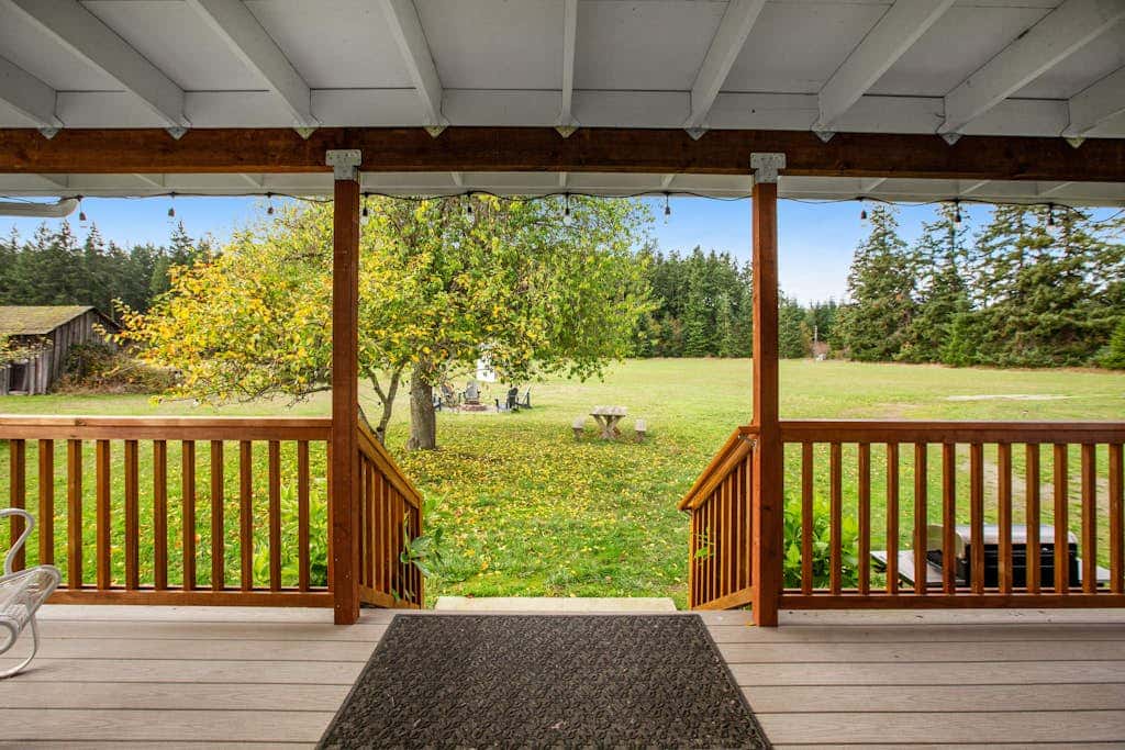 Scenic Mountain View Retreat with Fireplace and Pet Friendly Garden in Coupeville