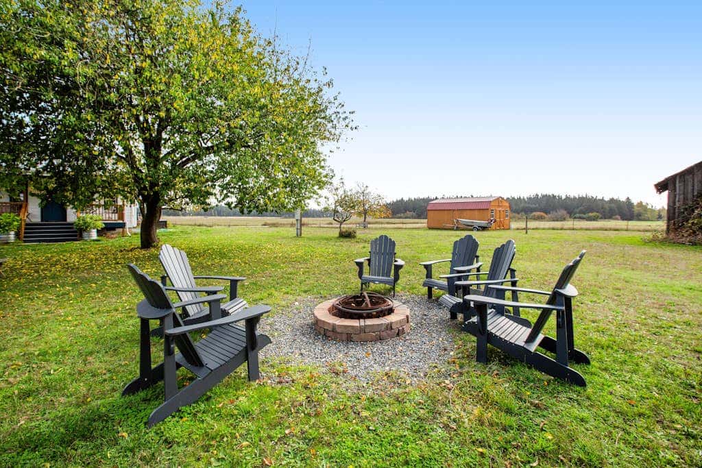 Scenic Mountain View Retreat with Fireplace and Pet Friendly Garden in Coupeville