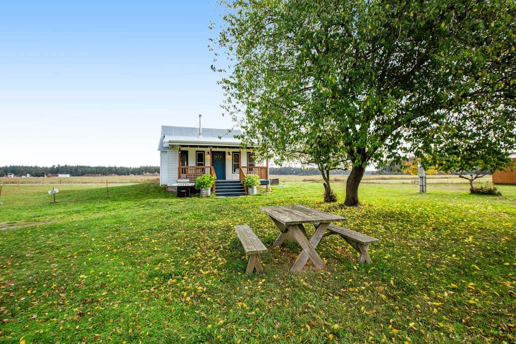 Scenic Mountain View Retreat with Fireplace and Pet Friendly Garden in Coupeville