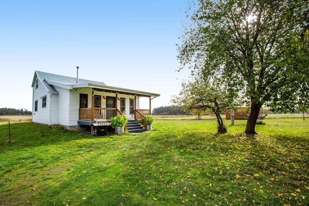 Scenic Mountain View Retreat with Fireplace and Pet Friendly Garden in Coupeville