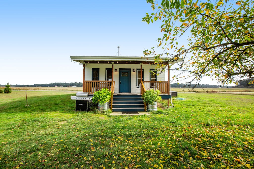 Scenic Mountain View Retreat with Fireplace and Pet Friendly Garden in Coupeville
